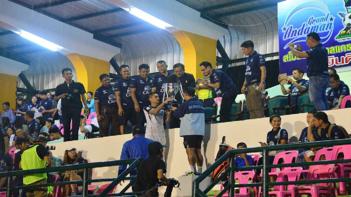 ลุงเนวินนำนักเตะสโมสรบุรีรัมย์ ยูไนเต็ด ดวลแข้ง สโมสรแกรนด์อันดามันระนอง ยูไนเต็ด ท่ามกลางสายฝนในฟุตบอลนัดกระชับมิตร