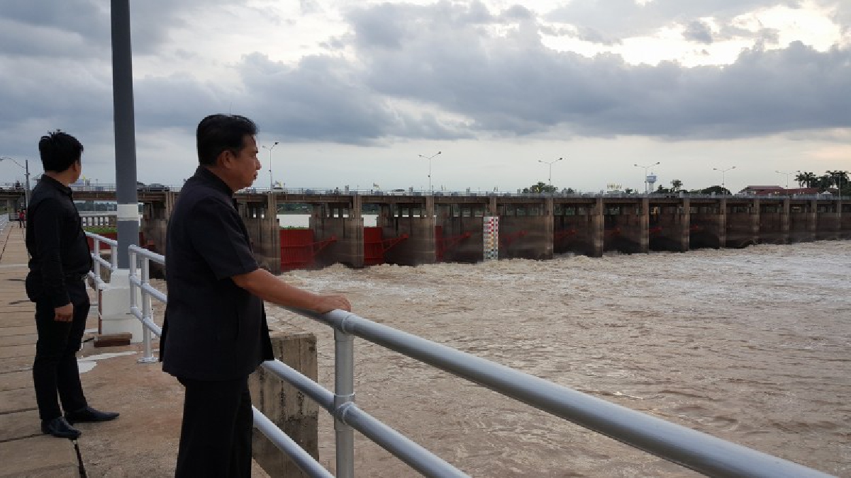 น้ำจากทางภาคเหนือยังไหลเข้าเขื่อนเจ้าพระยาต่อเนื่อง ชลประทานผันน้ำเข้าคลองลดน้ำเหนือเขื่อน รักษาการระบายน้ำไม่ให้กระทบนาข้าวกำลังเก็บเกี่ยว