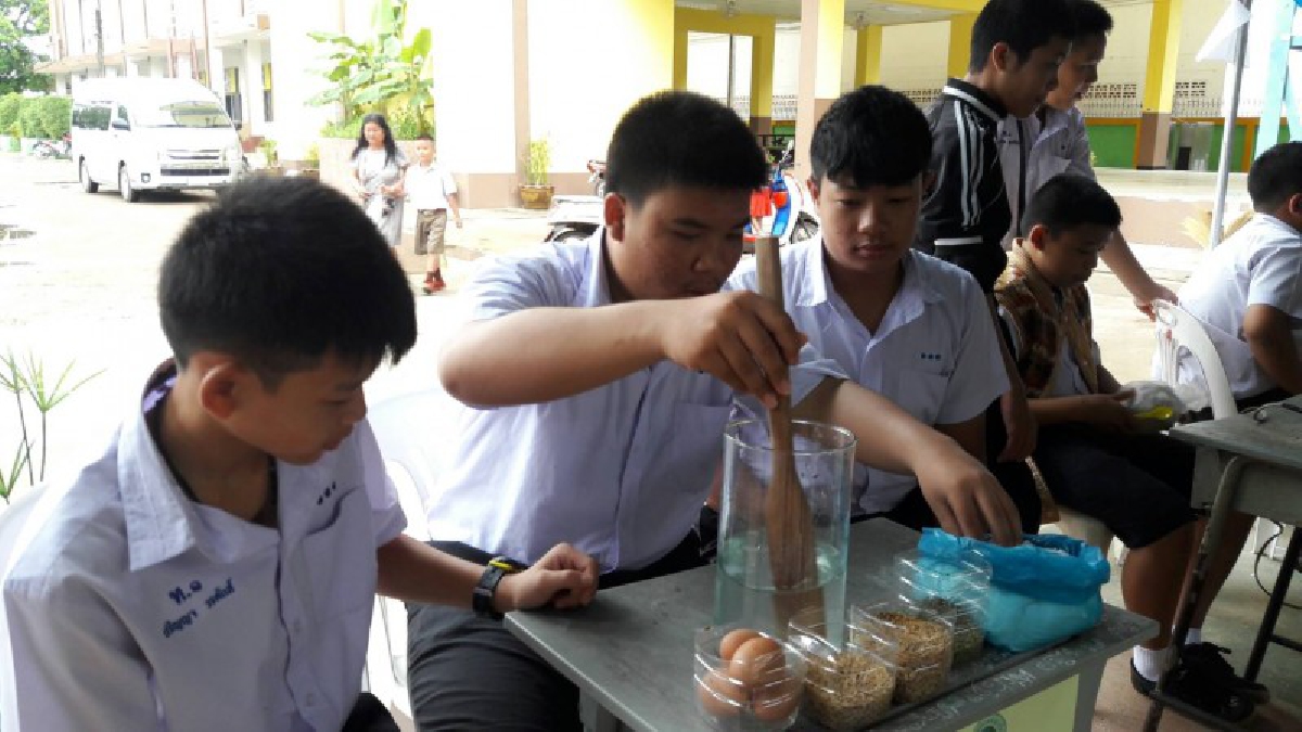 โรงเรียนเทศบาล 1 สว่างวิทยา  จัดกิจกรรมสัปดาห์วิทยาศาสตร์ประจำปี 2560 น้อมรำลึกถึงรัชกาลที่ 4 บิดาแห่งวิทยาศาสตร์ไทย (มีคลิป)