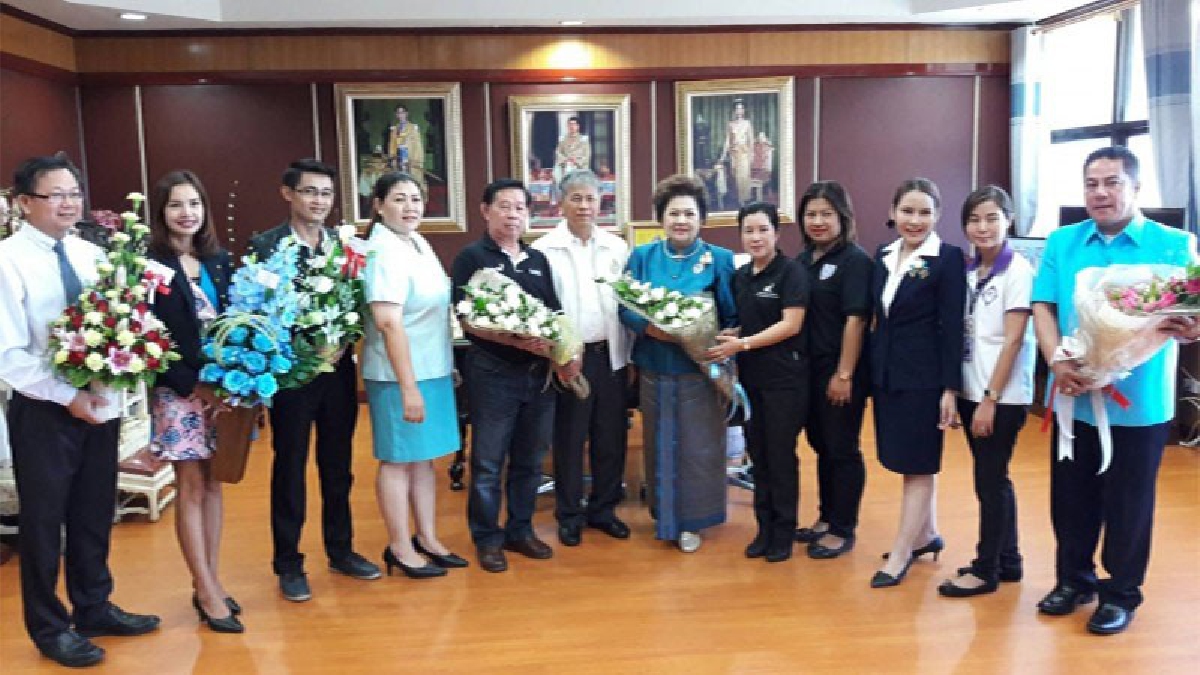 สุดประทับใจ!! มอบโล่เกียรติคุณให้ "นางกมลฉัตร นนทะสินธุ์" แม่ดีเด่นแห่งชาติ ประจำปี 60 ประเภทแม่ของลูกผู้ทำประโยชน์ต่อสังคมและประเทศชาติ!?
