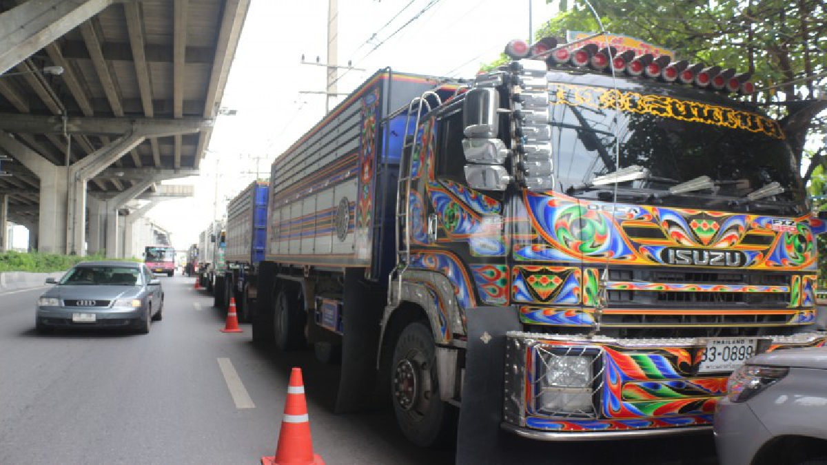 ปทุมธานี - ทางหลวงจับรถพ่วงบรรทุกทราย เจ๊แหม่ม!! น้ำหนักเกิน ส่วนคนขับหลบหนี ตร.เร่งตามตัวมาสอบส่วน (มีคลิป)