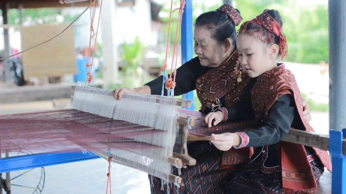 กาฬสินธุ์จัดใหญ่ เปิดตลาดแฟชั่นผ้าไหมแพรวาปี 2560 นำแฟชั่นดีไซน์เนอร์ที่มีชื่อเสียงของไทยประยุกต์ผ้าไหมแพรวา คาดสะพัดหมื่นล้าน (มีคลิป)