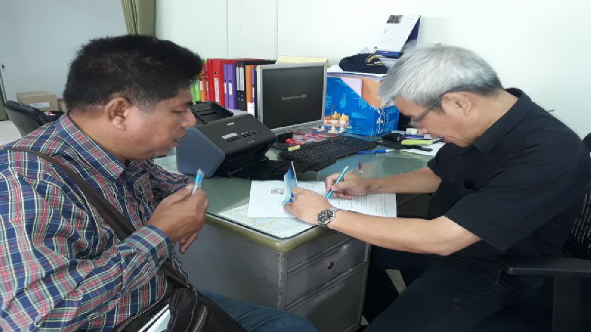 ตัวแทนชุมชน ประชาชน ที่อาศัยชายฝั่งจังหวัดกระบี่ ยืนขออนุญาตกับเจ้าท่ากระบี่ ตาม พ.ร.บ. การเดินเรือฉบับใหม่ (มีคลิป)