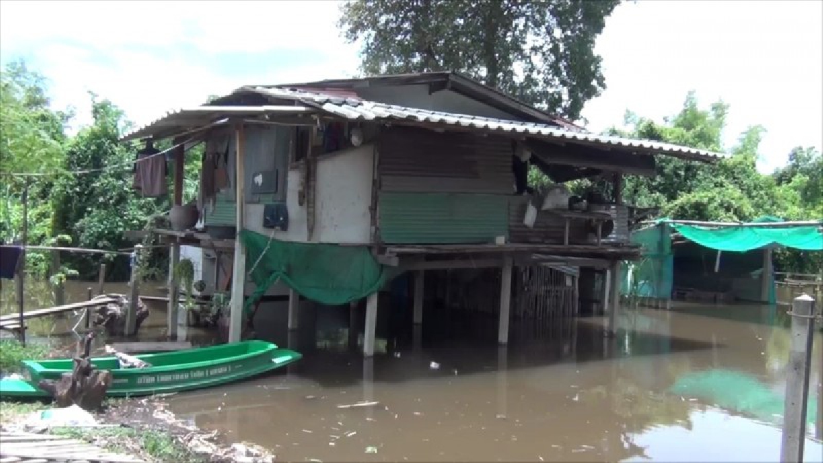 อ่างทอง น้ำเจ้าพระยาเอ่อล้นไหลเข้าท่วมบ้านเรือนประชาชน ในตำบลจำปาหล่อ กว่า10หลังและยังผุดเข้าท่วมริมแนวคอนกรีตกันตลิ่งพังเป็นจำนวนมาก