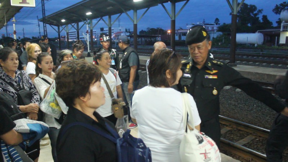 ชาวจ.อุดรฯ กว่า 20 คน หันมาเดินทางด้วยรถไฟเข้ากรุงเทพ ให้กำลังใจอดีตนายก ยิ่งลักษณ์ ตร.ส่งจนท.เฝ้าเกาะติด
