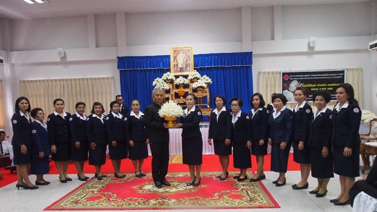 กาชาดสุราษฎร์ธานี มอบดอกไม้จันทน์จำนวน ๙,๙๙๙ ดอก ให้กับจังหวัดสุราษฎร์ธานี ใช้ในพระราชพิธีถวายพระเพลิงพระบรมศพในหลวงรัชกาลที่ ๙ (มีคลิป)