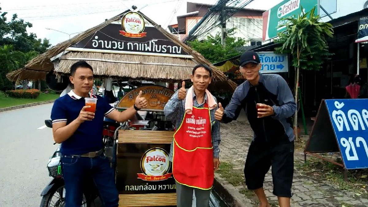 ธรรมดาซะที่ไหน!! &ldquo;อำนวย&rdquo; กาแฟโบราณซาเล้งมุงหญ้าคา อร่อยขึ้นชื่อในเมืองพะเยา ขายจนส่งลูกเรียนจบปริญญาตรี (มีคลิป)