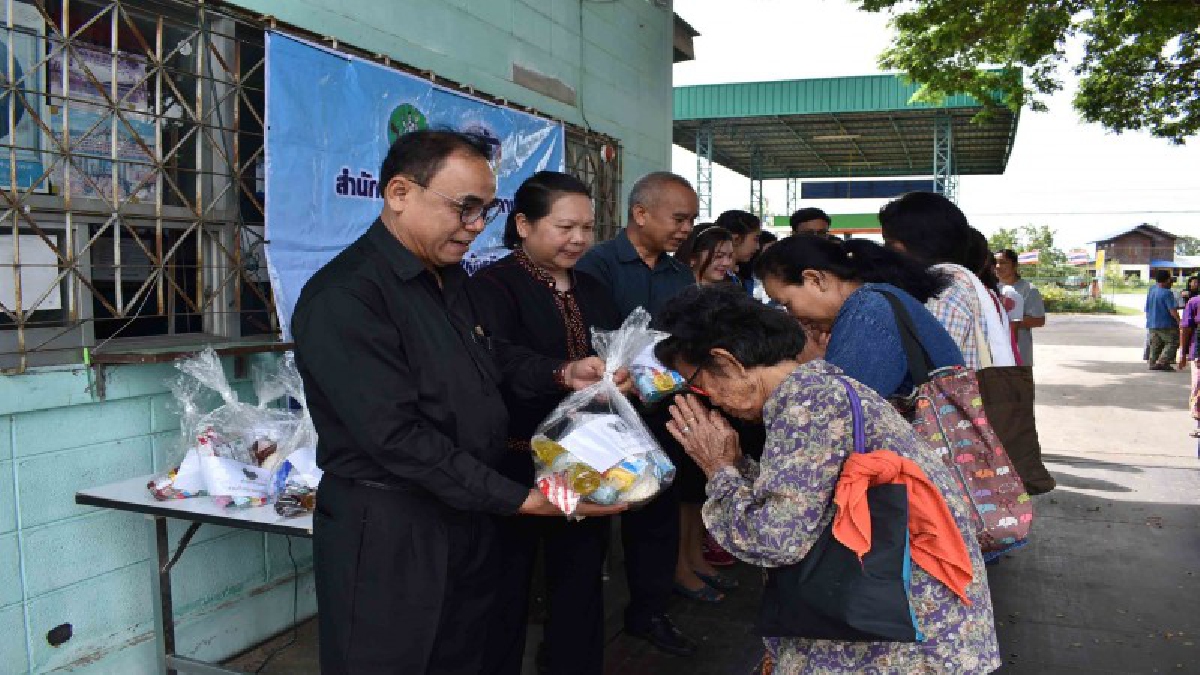 ยังคงระทมทุกข์!! ชาวกาฬสินธุ์สถานการณ์น้ำท่วมยังไม่คลี่คลาย เสียหายเกือบ 3 แสนไร่ สำนักงานสหกรณ์ร่องคำ เร่งช่วยมอบถุงยังชีพให้ ปชช. (ชมคลิป)