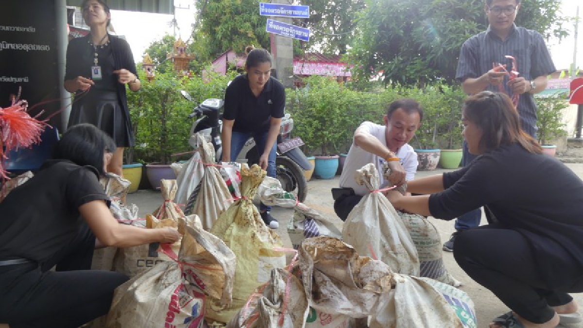 ปทุมธานี ตม.เตรียมพร้อมรับมือ เร่งเสริมกระสอบทรายป้องกันน้ำเอ่อเข้าท่วม คาดพายุฮาโตะ ส่งผลกระทบประเทศไทย (มีคลิป)