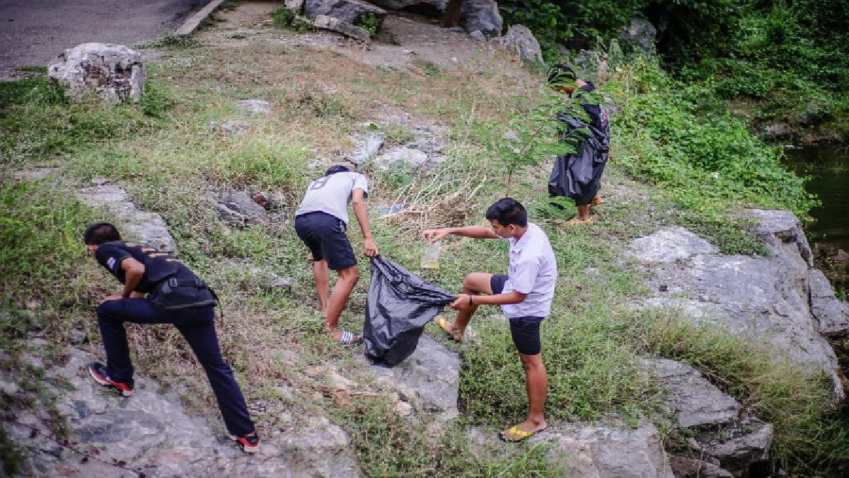 ปรบมือรัวๆ!! ชาวบ้านแห่ชื่นชมวัยรุ่นเมืองโอ่ง เก็บขยะอุทยานหินเขางู สถานที่ท่องเที่ยวของราชบุรี ให้ดูสวยงามเพื่อเป็นหน้าเป็นตาของราชบุรี