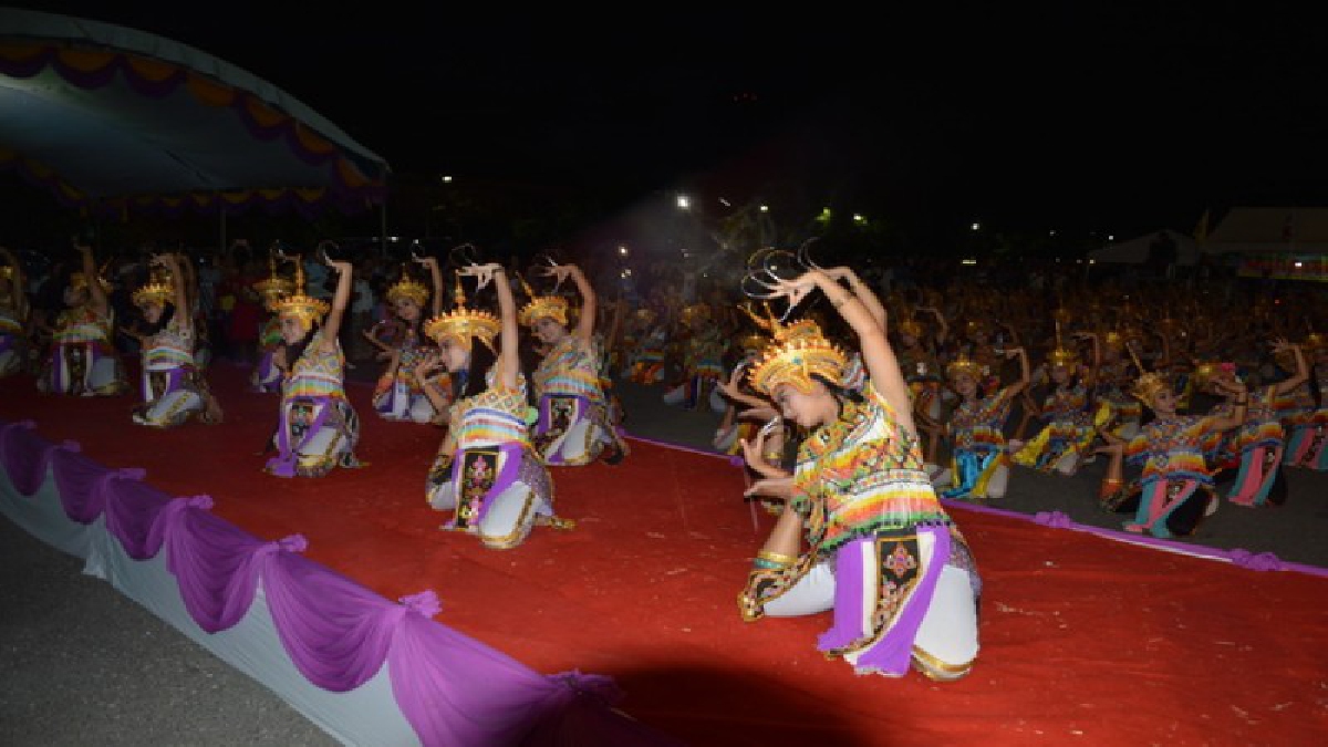 สุดทึ่ง!! หนูน้อยอนุบาล วัย 5 ขวบ รำมโนราห์ พร้อมนางมโนราห์รวม 500 ชีวิต เปิดถนนสายวัฒนธรรมเมืองคอน (มีคลิป)