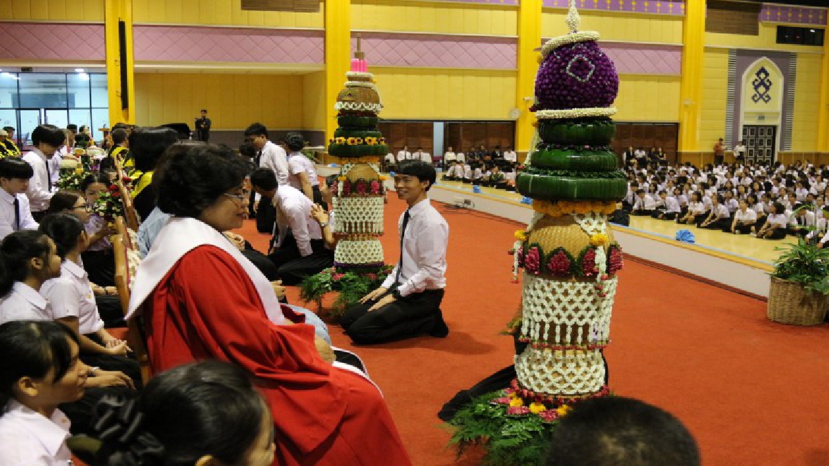 สุดสร้างสรรค์!! นศ.ม.อุบลฯ ทำพานไหว้ครู สุดอลังสูงถึง 2 เมตร คว้ารางวัลสร้างสรรค์ พิธีไหว้ครู ปี60 (มีคลิป)