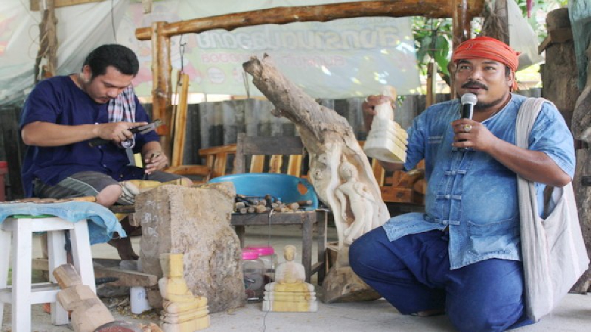 อพท.4 จับมือชุมชนเปิด “ถนนวัฒนธรรม” ชูวิถีชุมชนหัตถกรรมเมืองเก่าสุโขทัย ชมฝีมือ “ช่างฟันพระ” แกะสลักงานไม้สุดวิจิตรให้ นทท.ดูกันสดๆ