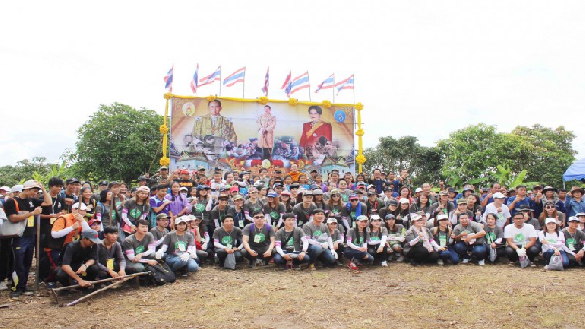 ทำด้วยใจ!! ปชช.ร่วมใจปลูกป่า ปลุกจิตสำนึกตระหนักและเห็นคุณค่าความสำคัญของทรัพยากรป่าไม้ในโอกาสอันเป็นมงคล (ชมคลิป)