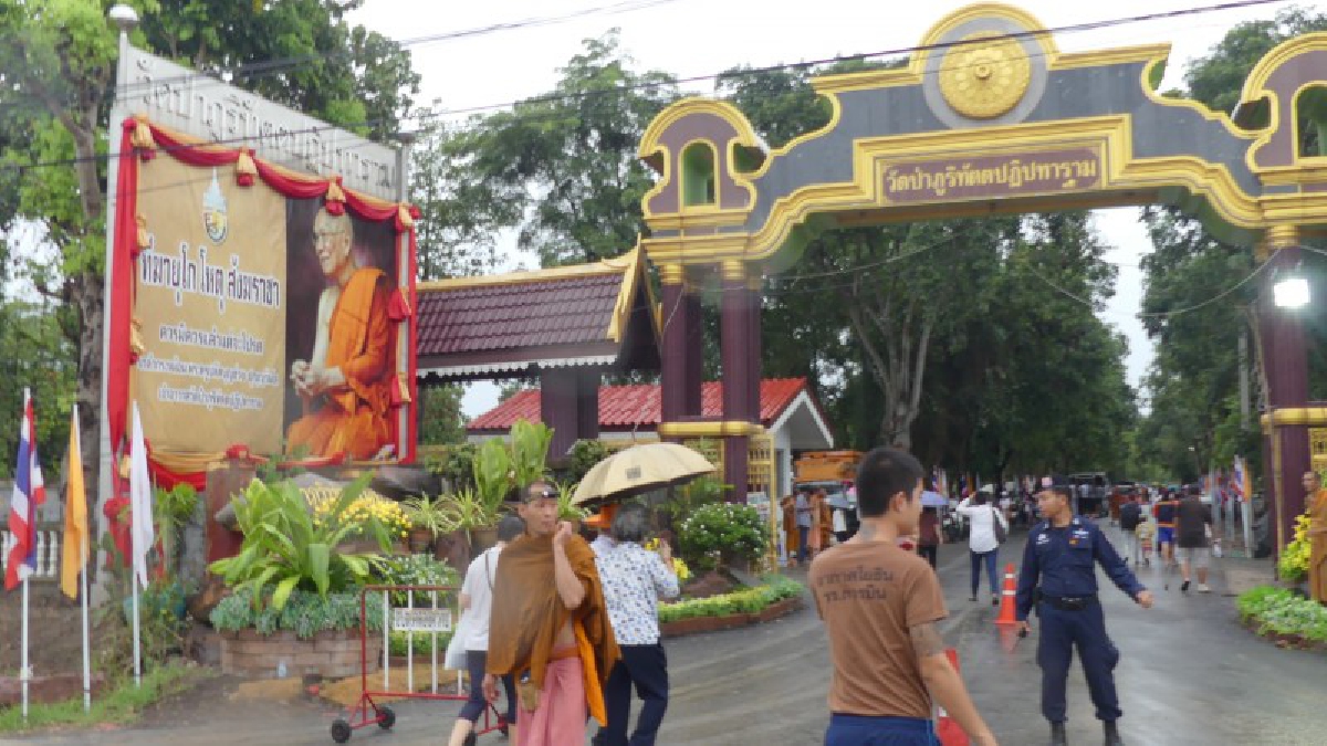 อิ่มอกอิ่มใจ!! ปชช.ร่วมตักบาตรรอบภูริทัตเจดีย์ ท่ามกลางสายฝน ในงานบูชาคุณหลวงปู่เจี๊ยะ 101 ปี (ชมคลิป)