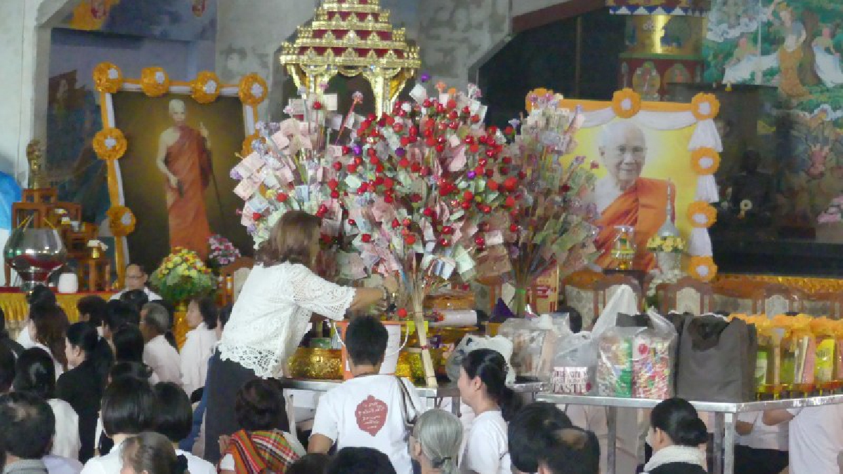 ให้ด้วยใจ!! ชาวมูเซอลงดอย นำผักปลอดสารพิษหากหลายชนิดมาแจกจำนวน 5,000 กิโลกรัม เพื่อร่วมบุญทอดผ้าป่า บูชาคุณหลวงปู่เจี๊ยะครบรอบ101ปี (ชมคลิป)
