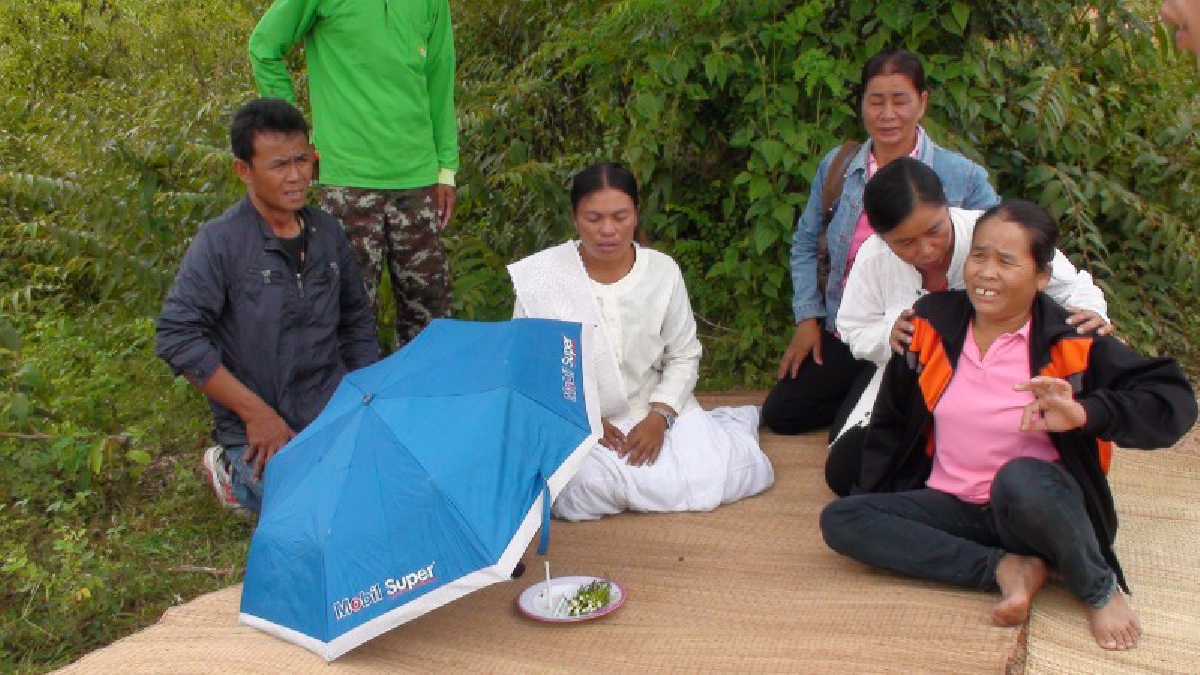 ทำทุกวิถีทาง!! ญาตินำร่างทรงชี้จุดอ่างเก็บน้ำพลาญเสือตอนล่าง เผยร่างถูกซ่อนอยู่ใต้น้ำ เพื่อนบ้านยันเห็นเก๋งผอ.อ้อย มีชาย 2 คนอยู่ในรถ (คลิป)