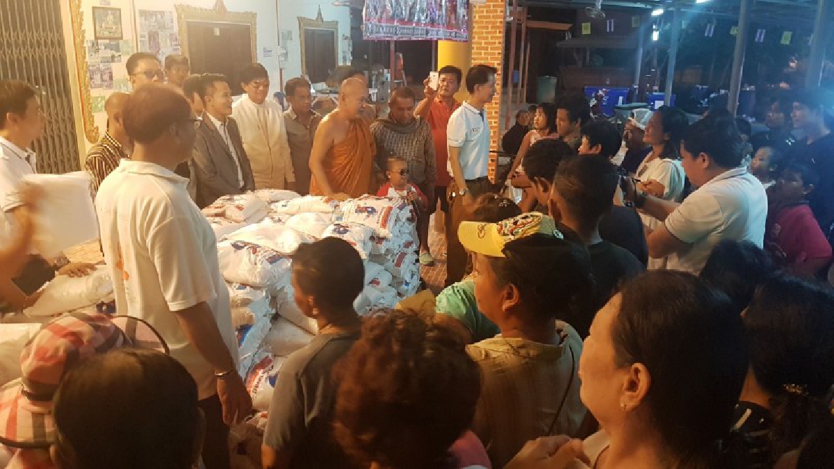 เกจิชื่อดังเมืองกรุงเก่าทำบุญ ฉลองศาลาปฏิบัติธรรม  แจกข้าวสารให้กับญาติโยมที่มาทำบุญ (มีคลิป)