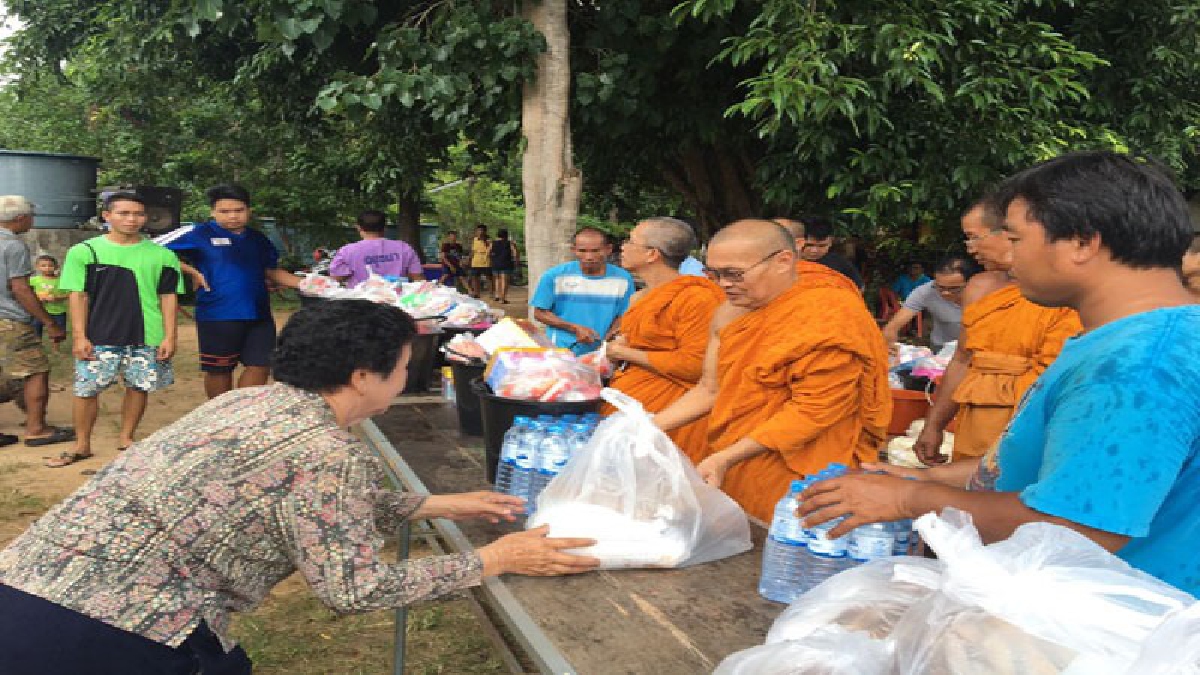 พระครูพัฒนธรรมกิจ รองเจ้าคณะอำเภอป่าติ้ว พร้อมด้วยคณะสงฆ์ นำข้าวสารอาหารแห้งและน้ำดื่ม ลงพื้นที่ออกช่วยเหลือชาวบ้านผู้ประสบภัยน้ำท่วม