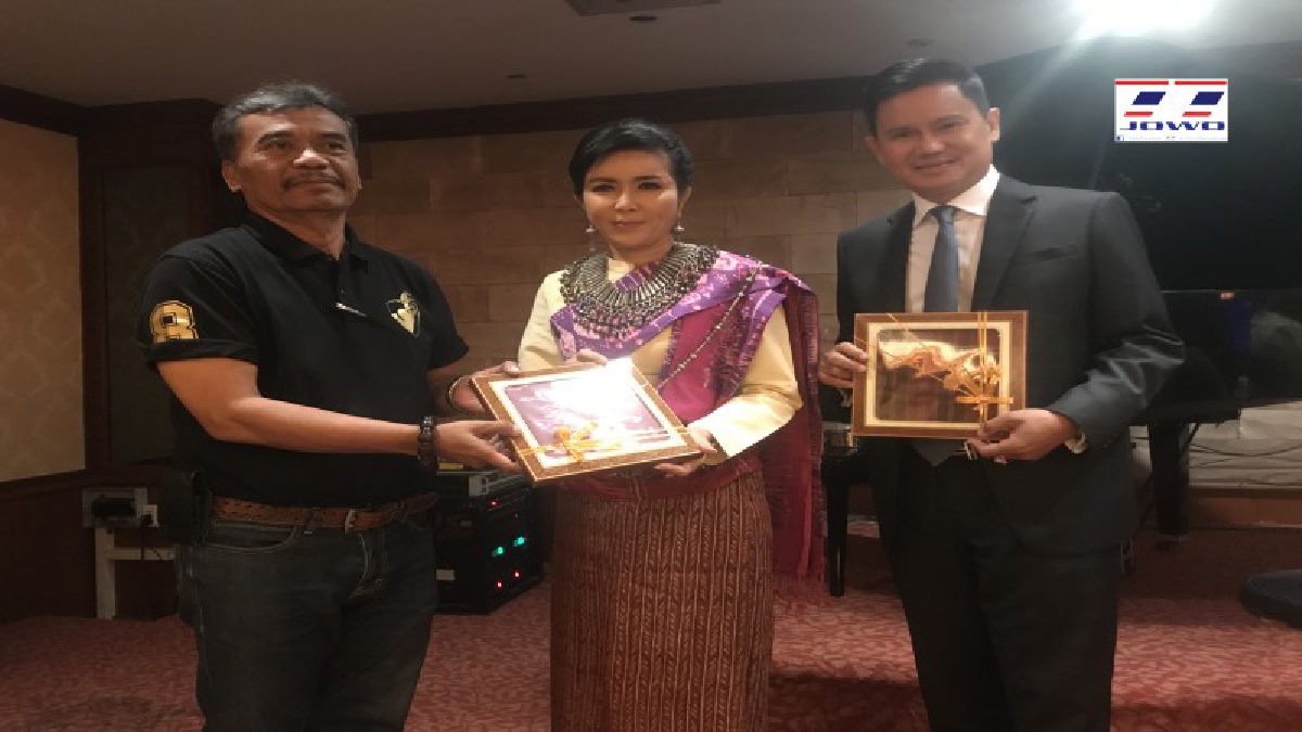 ผู้เขียนหนังสือ &ldquo;ขยันถูกที่ 1 ปีรวย&rdquo; นักธุรกิจเจอเนสส์ ผู้มีรายได้อันดับ 1 สูงสุดในประเทศไทย  สร้างรายได้หลักเกือบ 500 ล้านบาทภายใน 6 ปี