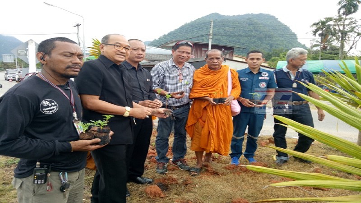 พวกเราทำด้วยใจ!! คนคีรีรัฐนิคมจังหวัดสุราษฎร์ธานีกว่า 200 คนร่วมใจปลูกดาวเรืองด้วยใจ (ชมคลิป)