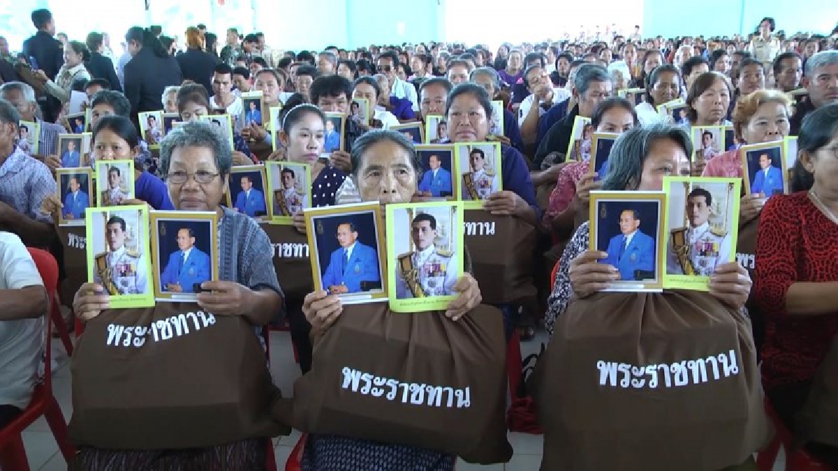 สุดทราบซึ้ง!! ชาวนครพนมสุดทราบซึ้งในหลวง ร.10 มอบถุงพระราชทานแก่ผู้ประสบอุทกภัย 1,000 ครัวเรือน (ชมคลิป)