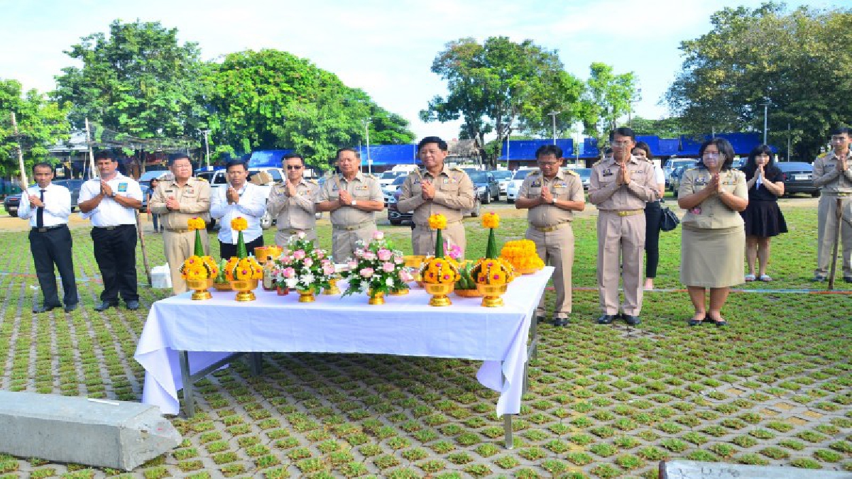 อ่างทอง!! จัดพิธีบวงสรวง ตอกเสาเข็มการสร้างพระเมรุมาศจำลอง เพื่อใช้ในพระราชพิธีถวายพระเพลิงพระบรมศพ ในหลวงรัชกาลที่9 (มีคลิป)
