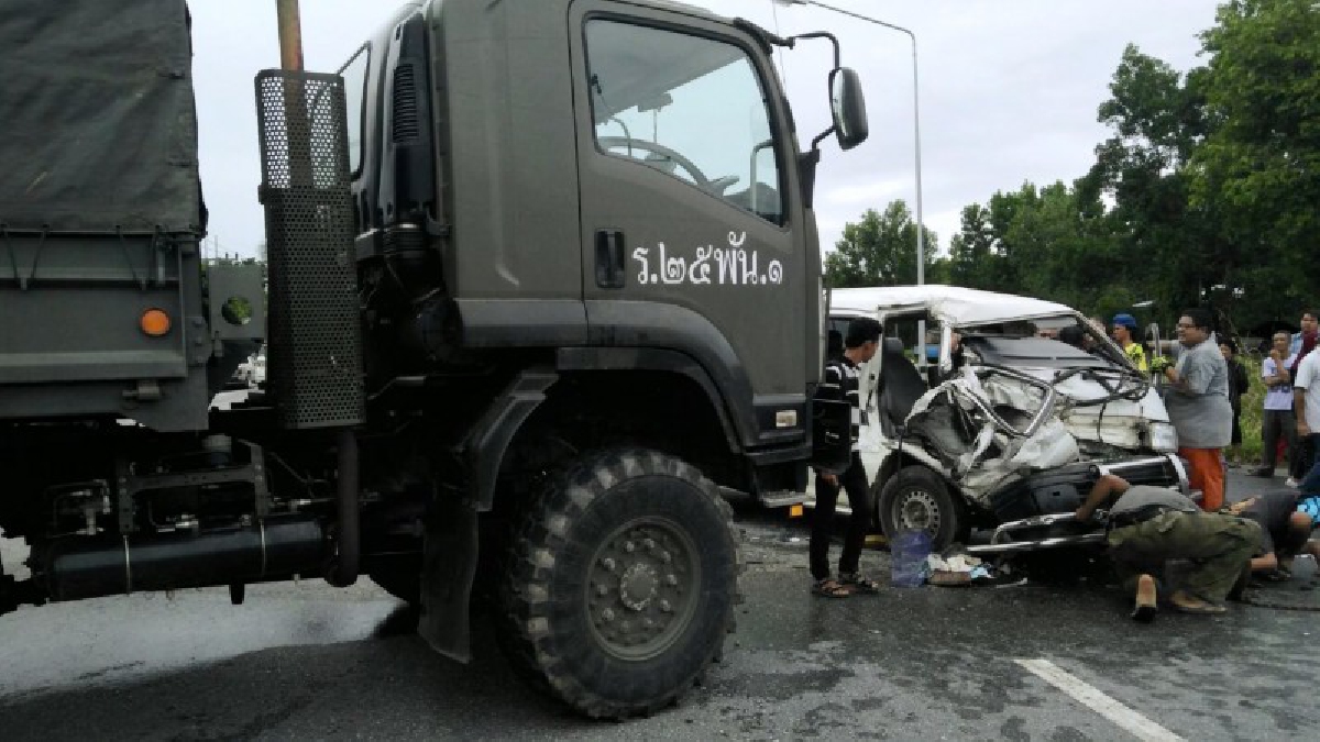 ชนสนั่น 4 แยก!! รถตู้โรงเรียนกำลังไปรับนร. ชนรถบรรทุกทหาร คนขับร่างอัดก็อปปี้ติดคาซากรถ กู้ภัยฯเร่งช่วยชีวิตระทึก (มีคลิป)