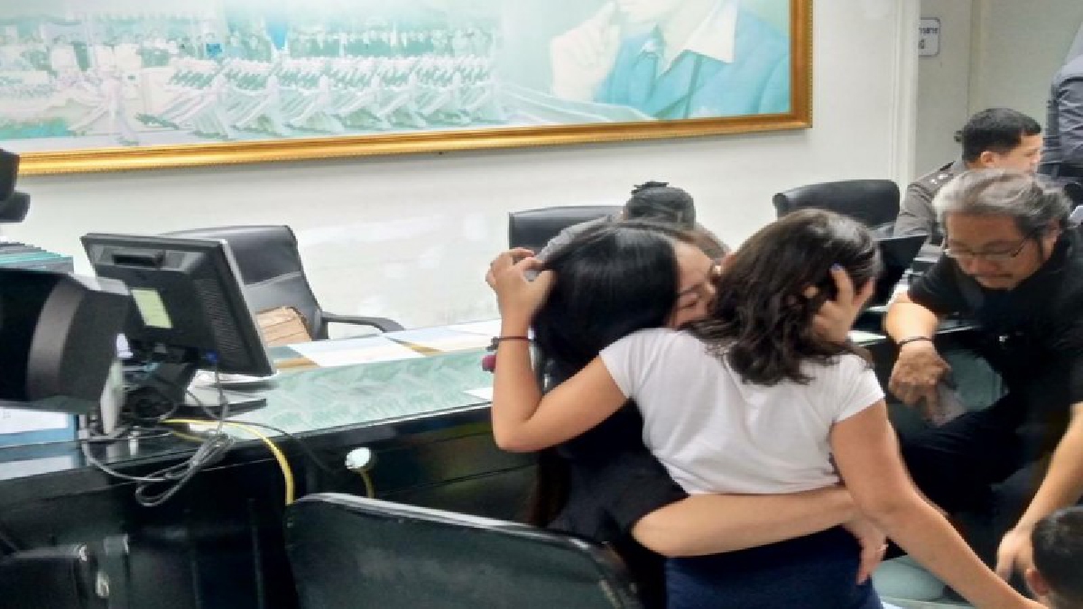 แม่ชาวจีนแจง..คลิปเด็กส่งเสียงกรีดร้องโวยวายที่ออกตามสื่อ พร้อมเผยคลิปที่เด็กทั้ง 2 คนกอดแม่อย่างมีความสุข (มีคลิป)