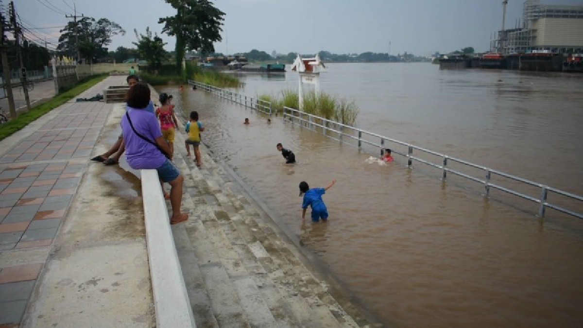 อ่างทอง - ชาวบ้านแห่พาลูกหลานลงเล่นน้ำริมเขื่อนกันอย่างคึกคัก หลังระดับน้ำเจ้าพระยาเพิ่มขึ้นเอ่อท่วมคันบันไดหน้าวัดป่าโมก (มีคลิป)