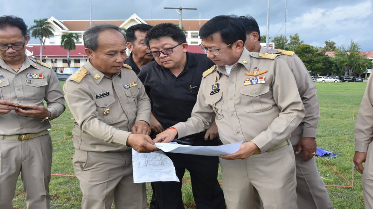ผู้ว่าฯศรีสะเกษ ลงพื้นที่ ตรวจติดตามความคืบหน้าการก่อสร้างพระเมรุมาศจำลอง ยืนยันสร้างแล้วเสร็จทันตามกำหนด