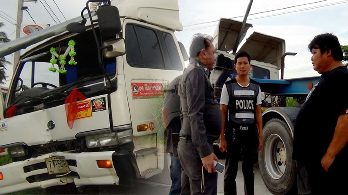 รถพ่วงพุ่งข้ามเลน ชนเสาไฟฟ้า ก่อนตกข้างทาง สอบถามคนขับ ตอบหน้าตาเฉย เหตุเกิดเพราะ?? (คลิป)