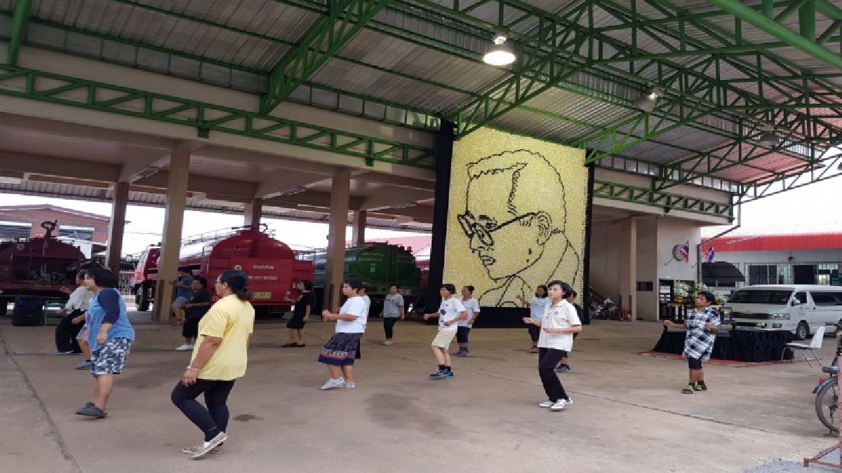 พสกนิกรชาวประจันตคาม ประดิษฐ์ดอกไม้จันทน์กว่า 10,000 ดอก เป็นรูปพระพักตร์ในหลวงรัชกาลที่ 9 ก่อนนำไปถวายพระเพลิงพระบรมศพ (คลิป)