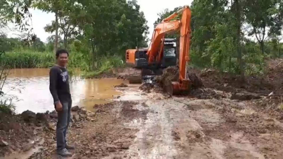 ลพบุรี!! นายอำเภอลำสนธิ สั่งเปิดทางน้ำ หลังฝนตกหนักติดต่อหลายวัน ทำน้ำท่วมขัง องค์การบริหารส่วนตำบล ต้องใช้รถแม็คโคเปิดทางน้ำ (คลิป)