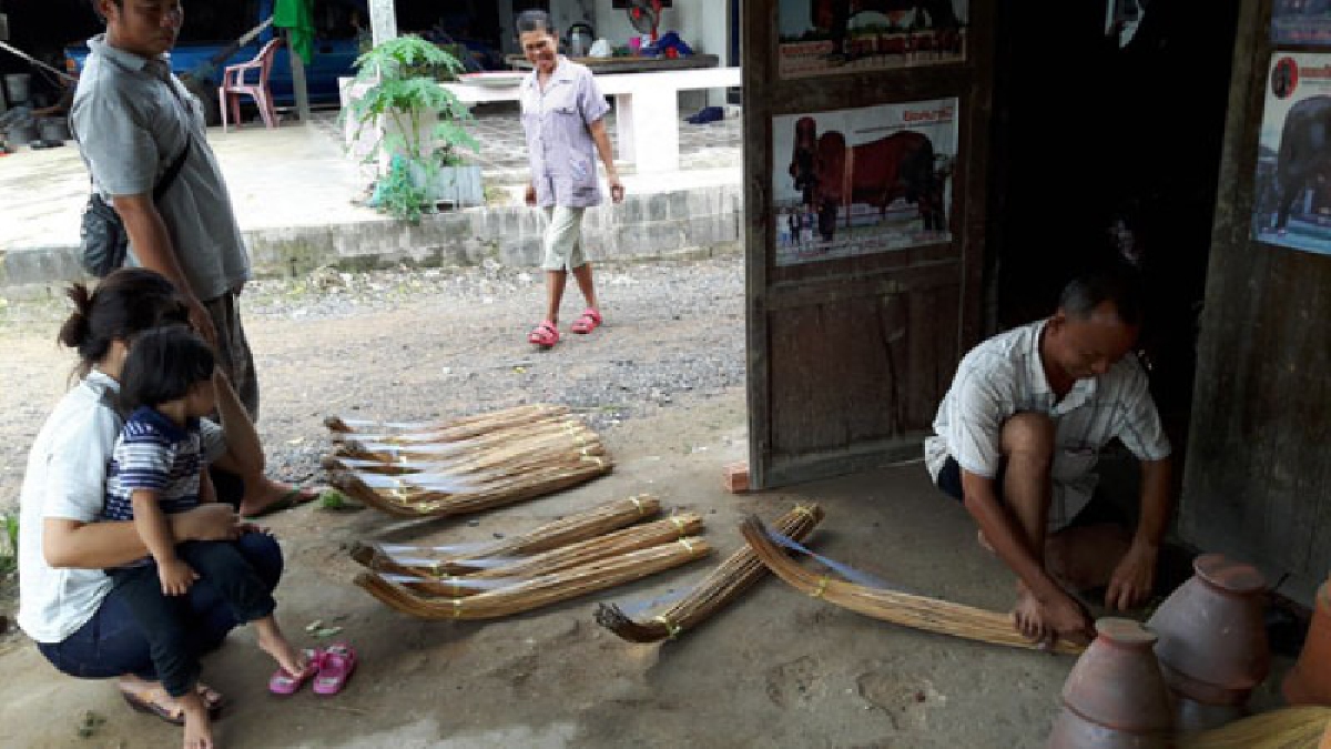 ชาวบ้านสร้างอาชีพเสริม!! เหลาคันเบ็ดจากไม้ไผ่ ขายสร้างรายได้ดีเฉลี่ยสูงถึงวันละ 500-1000 บาท ขายดีจนทำขายกันแทบไม่ทันเลยทีเดียว (คลิป)