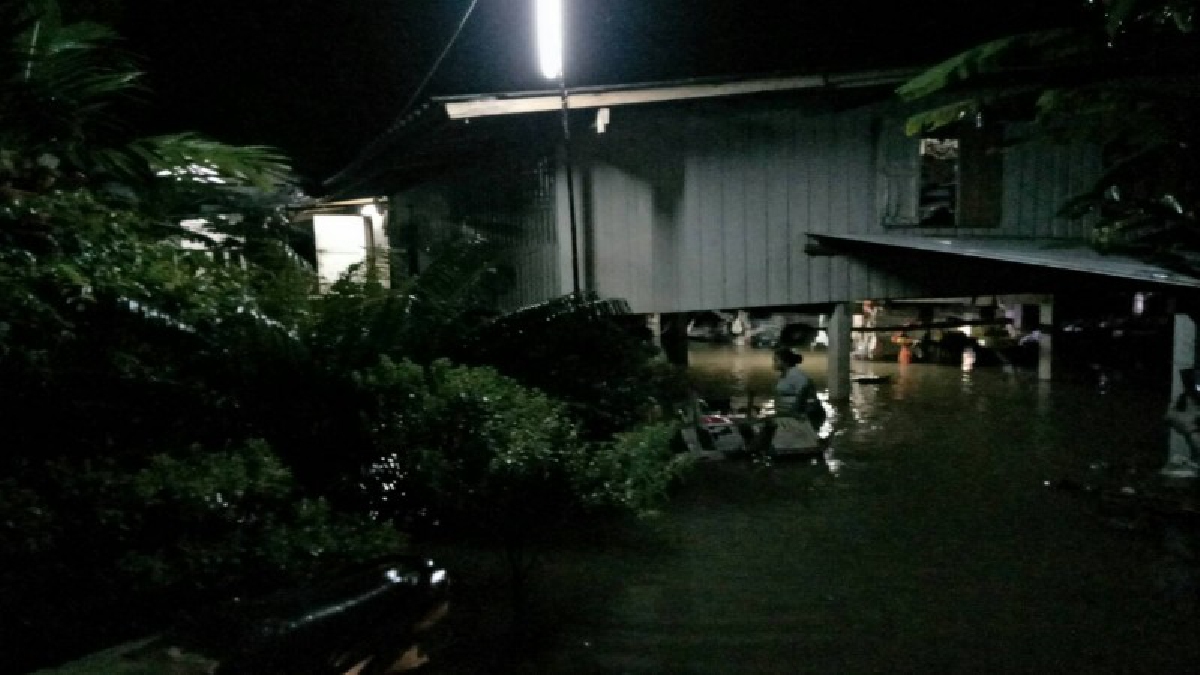 อ่วมหนัก!! ฝนกระหน่ำหนัก นาน 4 ชม. ทำให้น้ำป่าไหลเข้าท่วม หมู่บ้านเกาะตาม่อย ตีนเขาใหญ่ จนท.เร่งเข้าช่วยชาวบ้านขนของหนีน้ำอย่างเร่งด่วน!?
