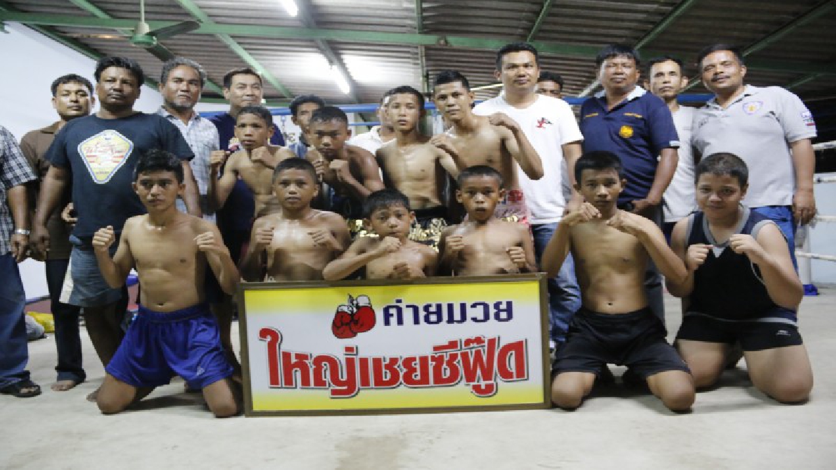 ทำด้วยใจรัก...ตร.สันติบาล เปิดค่ายมวย ใหญ่เชยซีฟู๊ด!! ฝึกสอนมวยให้เด็กฟรี เพื่อความหวังให้เด็กห่างไกลอบายมุข ลดปัญหาเด็กติดยา (มีคลิป)