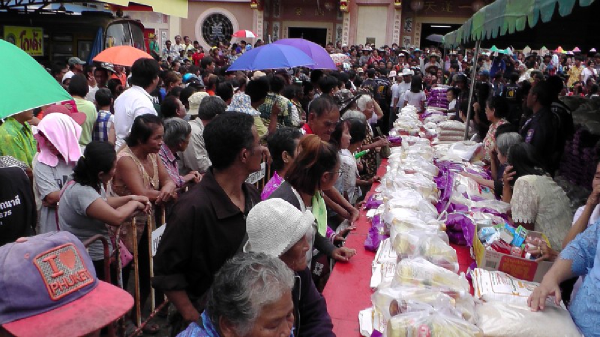 นครนายก!! พุทธสมาคมสว่างอริยะทำบุญทิ้งกระจาด แจกพี่น้องประชาชนที่ยากจน อุทิศส่วนกุศลให้บรรพรุษและดวงวิญญาณไร้ญาติ (มีคลิป)