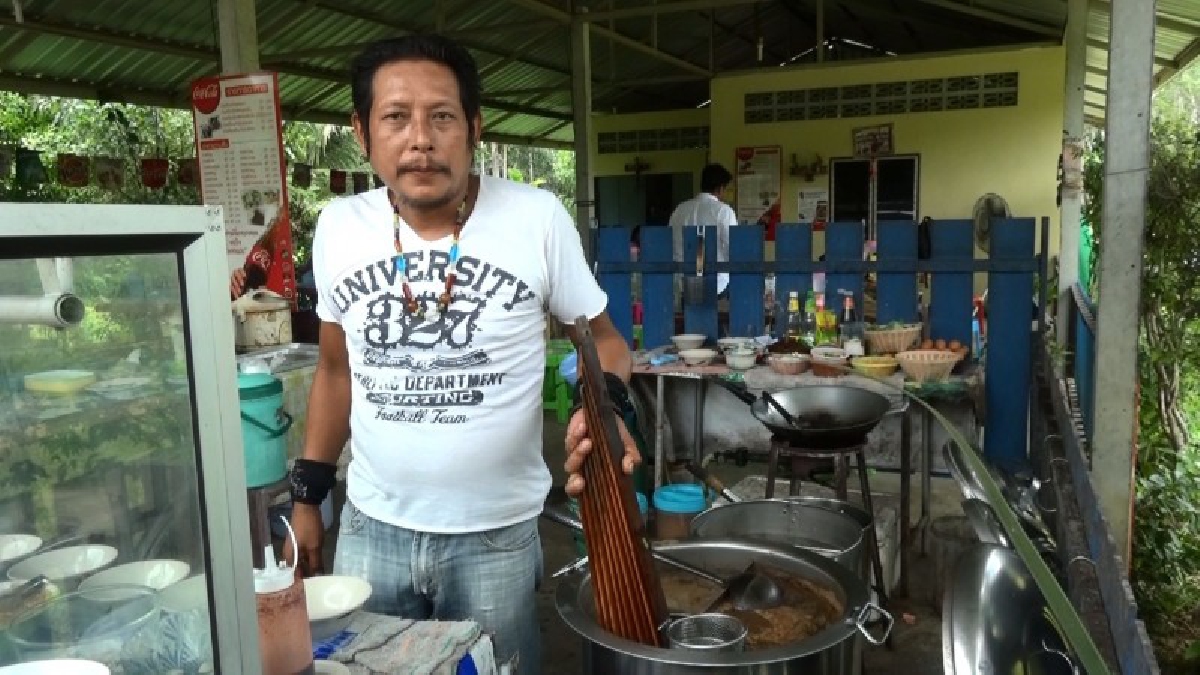 ถูกมาก!? ร้านก๋วยเตี๋ยวเรือ ลองแล ชามละ 10 บาท โดนใจคนรากหญ้า แถมรสชาติอร่อยถูกปากคนกิน ทำให้ขายดีถล่มทลาย ลูกค้าแน่นทุกวัน!? (ชมคลิป)