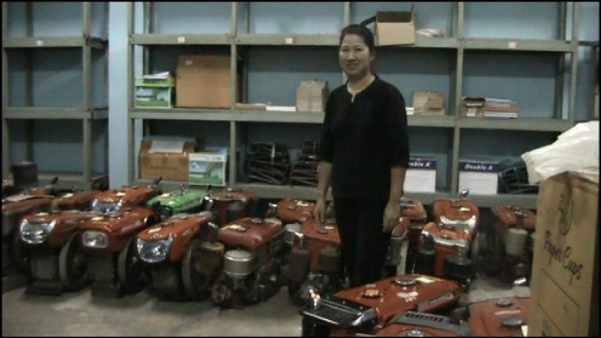 พิษน้ำท่วม!! ทำการเกษตรไม่ได้ ส่งผลให้เกษตรกรแห่นำเครื่องรถไถ มาจำนำเป็นจำนวนมาก เยอะจนต้องแจกบัตรคิว ขนาด 2โกดังใหญ่ไม่พอเก็บ (มีคลิป)