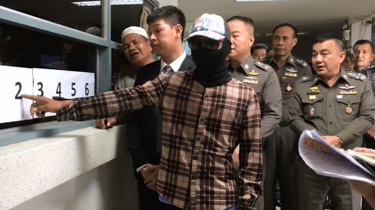 พล.ต.อ.ศรีวราห์ รังสิพราหมณกุล รอง ผบ.ตร.ลงพื้นที่รับตัวผู้ต้องหา 1 ใน 6 ที่ปล้นรถทำคาร์บอม จากทหาร ที่ อ.นาทวี (มีคลิป)