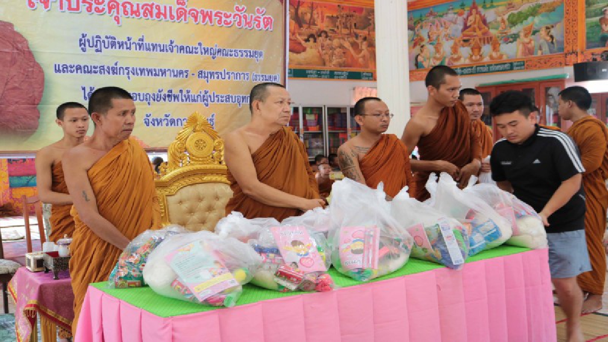 กาฬสินธุ์ฝนตกหนัก น้ำท่วมซ้ำ น้ำเริ่มส่งกลิ่น หลายภาคส่วนเร่งเยียวยา คณะสงฆ์(ธ) นำถุงยังชีพช่วยเหลือชาวบ้านบรรเทาความเดือดร้อน (มีคลิป)
