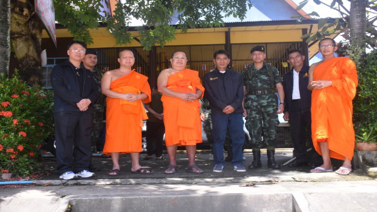 คณะสงฆ์จังหวัดนครนายกออกเยี่ยมตามวัดในอำเภอบ้านนา จังหวัดนครนายกที่ถูกน้ำท่วม (มีคลิป)