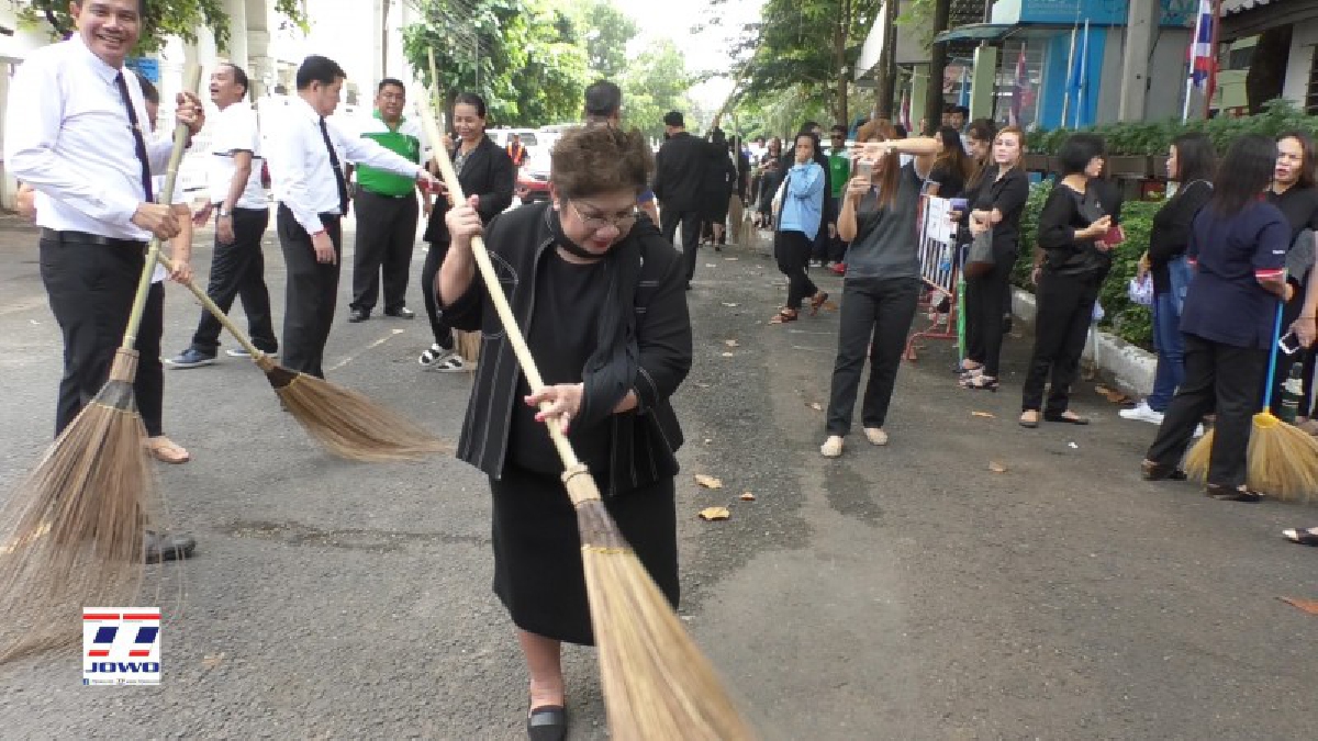 อบจ.โคราช จัดกิจกรรม big cleaning day พร้อมทั้งประดับต้นดอกดาวเรืองโดยรอบบริเวณ เพื่อให้เกิดความสวยงามและบานสะพรั่งในเดือนตุลาคม (มีคลิป)