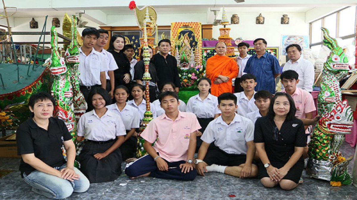 จิตอาสาผู้ปิดทองหลังพระ..ครู-นักเรียนทำขบวนเรือพระราชพิธีจำลอง ถวายความอาลัยในหลวง ร.9 สวยสดงดงามยิ่งใหญ่อลังการในงานแข่งเรือวัดท่าหลวง