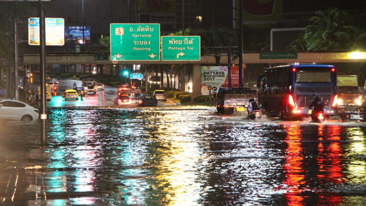 เตือน...ระวัง!! หลังจากที่ฝนตกหนักอย่างต่อเนื่อง ทำท่วมขังพื้นถนน เตือนประชาชนที่ใช้ยานพาหนะทุกชนิด ให้ระมัดระวังหวั่นเกิดอุบัติเหตุ (คลิป)