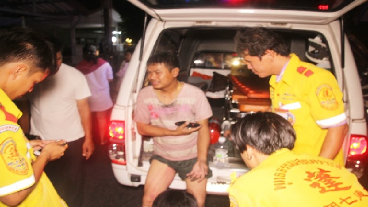 นาทีชีวิต...!! สุดยอดคุณพ่อหอบลูกรอดจากเพลิงไหม้บ้าน อย่างหวุดหวิด