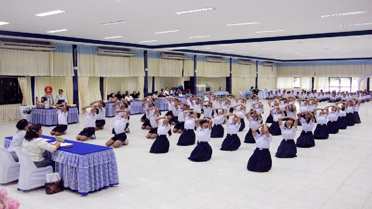 สืบสานเอกลักษณ์ความเป็นไทย!! โรงเรียนสิงห์สมุทร จัดประกวดมรรยาทไทย สืบสานประเพณีไทยจากรุ่นหนึ่งไปสู่อีกรุ่น (ชมคลิป)