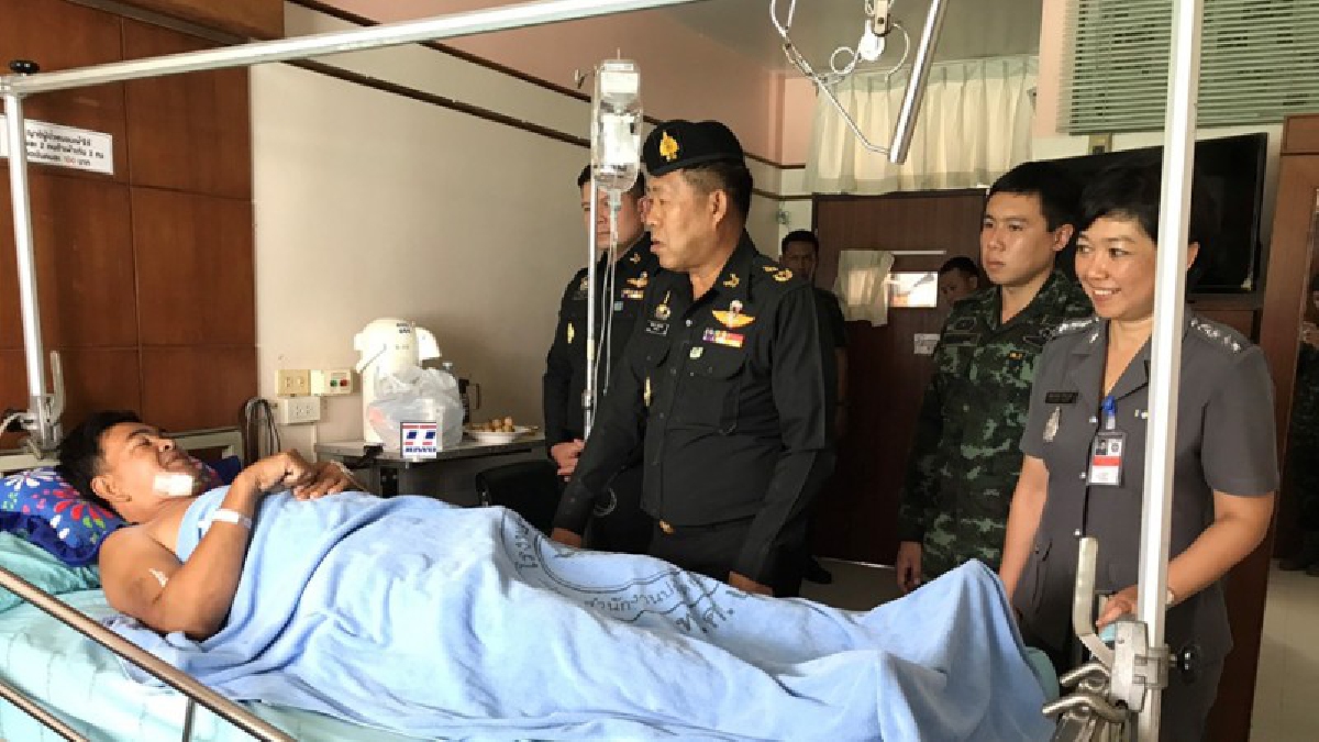 ปลึ้มน้ำใจทหารไทย!! รถยนต์ตู้ประชาชน ประสบอุบัติเหตุเฉี่ยวชนรถทหาร ผู้บัญชาการกองพลทหารราบที่5 ทราบรุดเยี่ยม (มีคลิป)