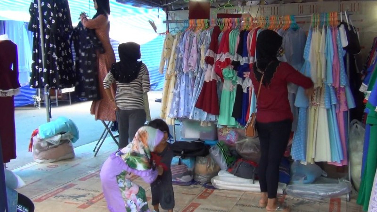 กระบี่!! ชาวไทยมุสลิม เตรียมฉลองเทศกาล ฮารีรายอ พร้อมจับจ่ายใช้สอย เลือกซื้อเสื้อผ้า เครื่องประดับ กันอย่างคึกคัก (ชมคลิป)